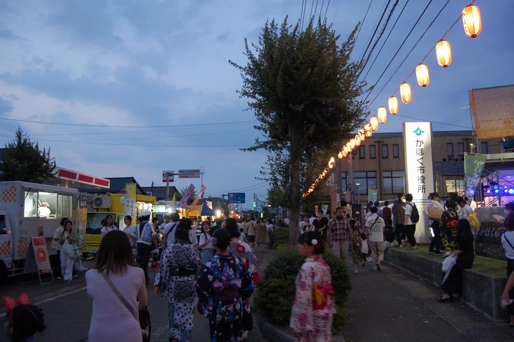 夜はぼんぼりが会場を彩ります